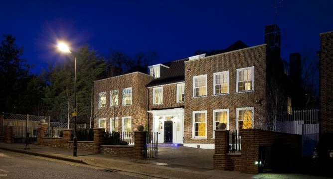 This elegant Hampstead property to rent is near local amenities and transport links