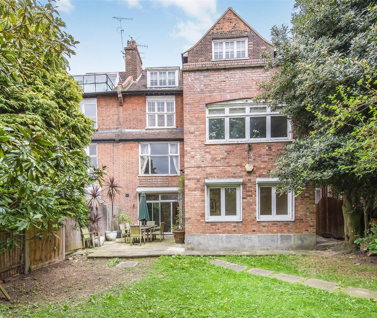 Hollycroft Avenue Hampstead NW3 7QL