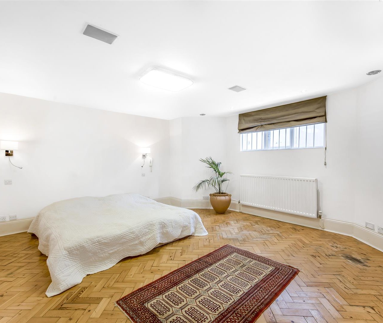 Hollycroft Avenue Hampstead NW3 7QL