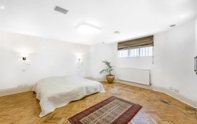 Hollycroft Avenue Hampstead NW3 7QL