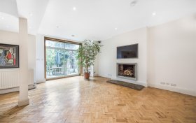 Hollycroft Avenue Hampstead NW3 7QL