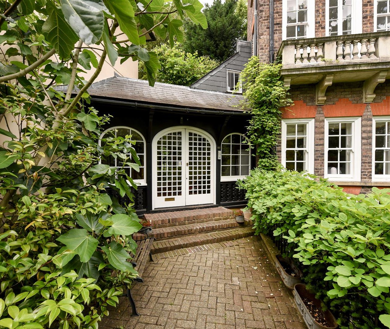 Frognal, Hampstead Village, NW3 6XX