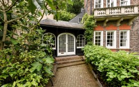 Frognal, Hampstead Village, NW3 6XX