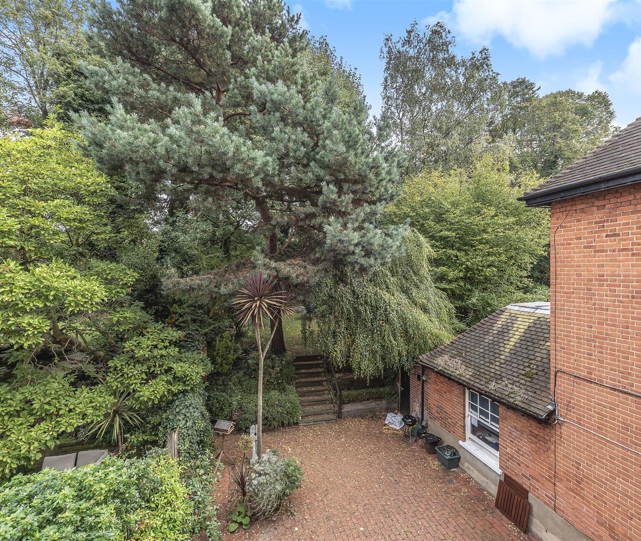 Bracknell Gardens Hampstead NW3 7ED