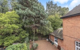 Bracknell Gardens Hampstead NW3 7ED