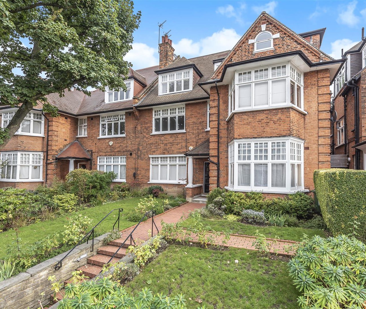 Bracknell Gardens Hampstead NW3 7ED