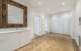 Bracknell Gardens Hampstead NW3 7ED