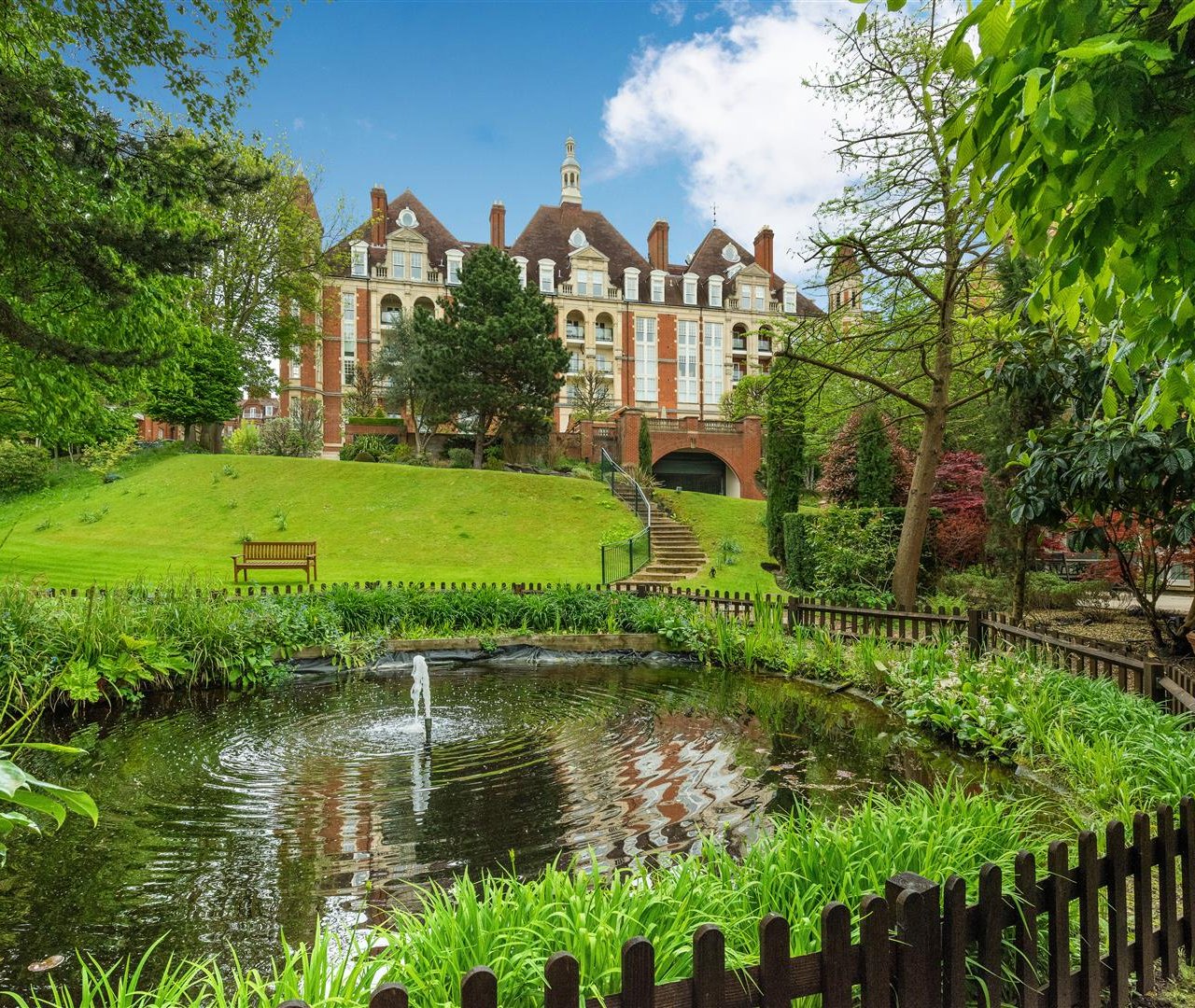 Frognal Rise Hampstead Village NW3 6PZ