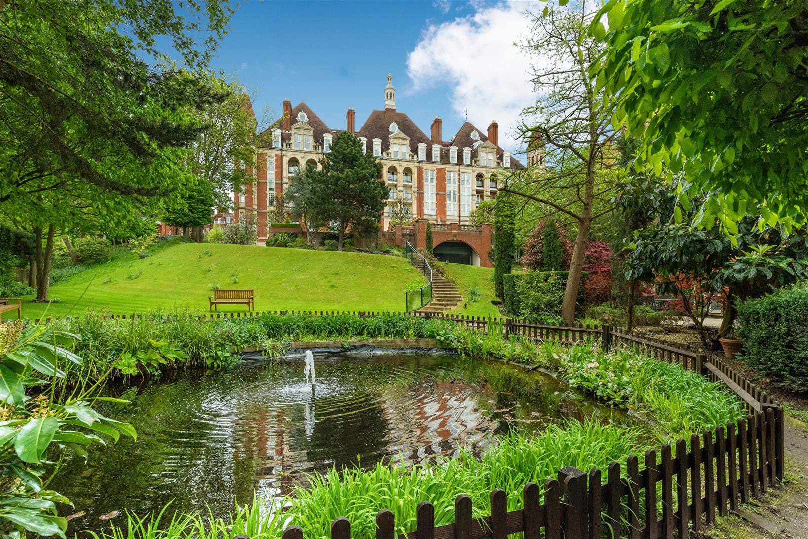 Frognal Rise Hampstead Village NW3 6PZ