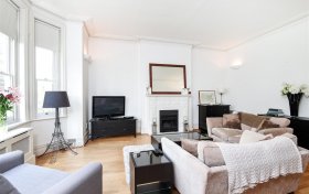 Chesterford Gardens, Hampstead, NW3 7DE