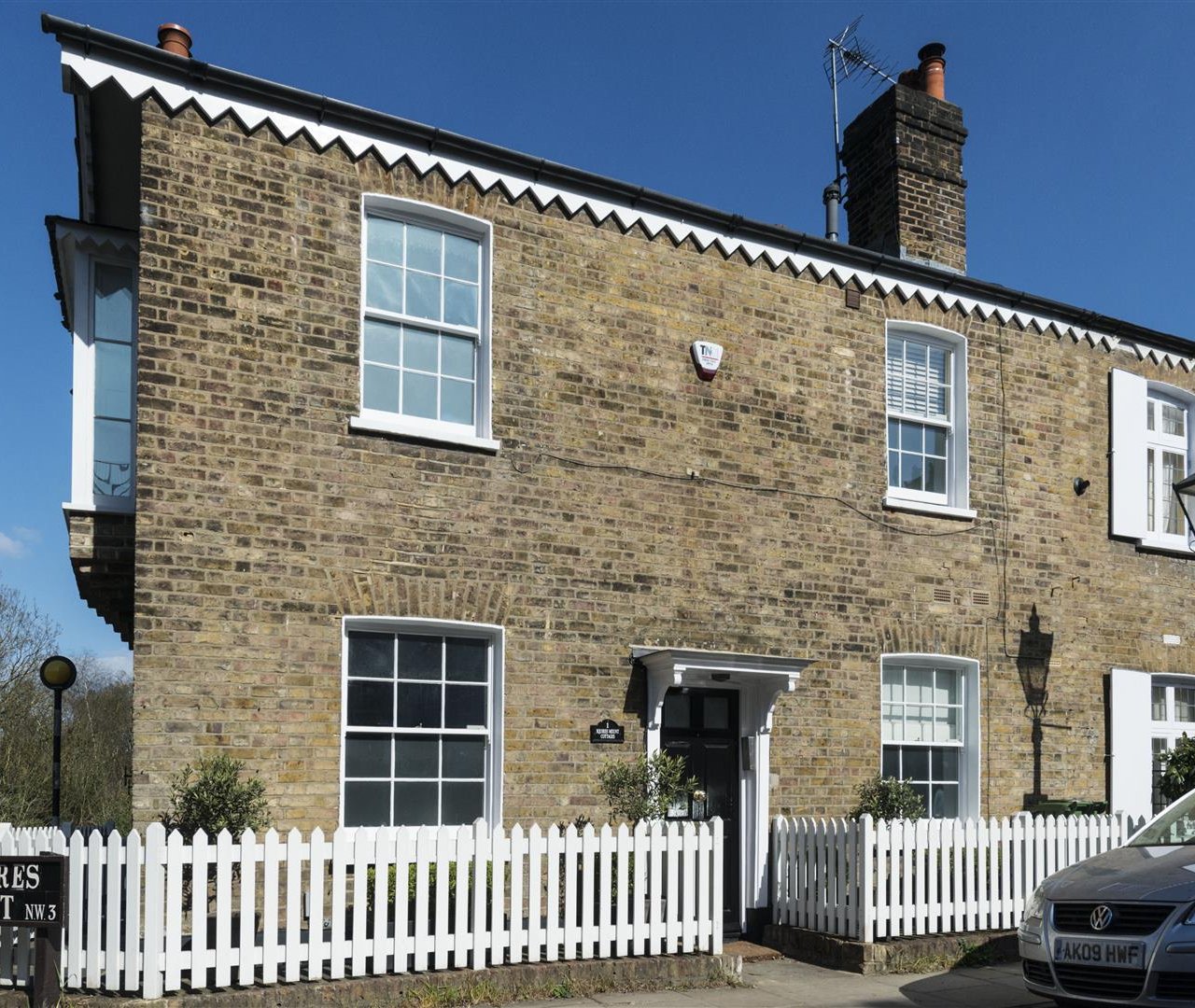 Squires Mount Cottages Hampstead NW3 1EE