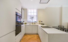 Bracknell Gardens Hampstead NW3 7ED