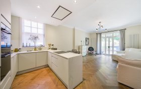 Bracknell Gardens Hampstead NW3 7ED