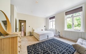 Bracknell Gardens Hampstead NW3 7ED