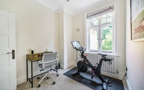 Bracknell Gardens Hampstead NW3 7ED