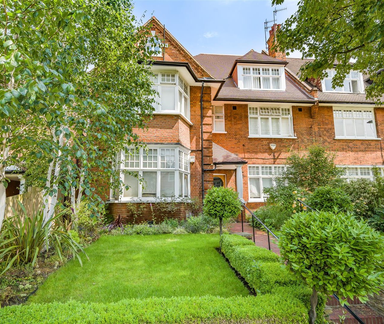 Bracknell Gardens Hampstead NW3 7ED