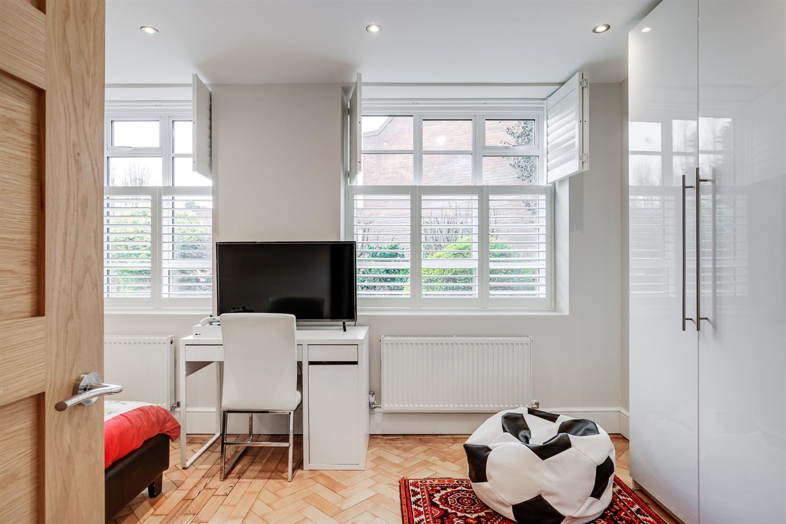 Frognal Lane Hampstead NW3 7EA