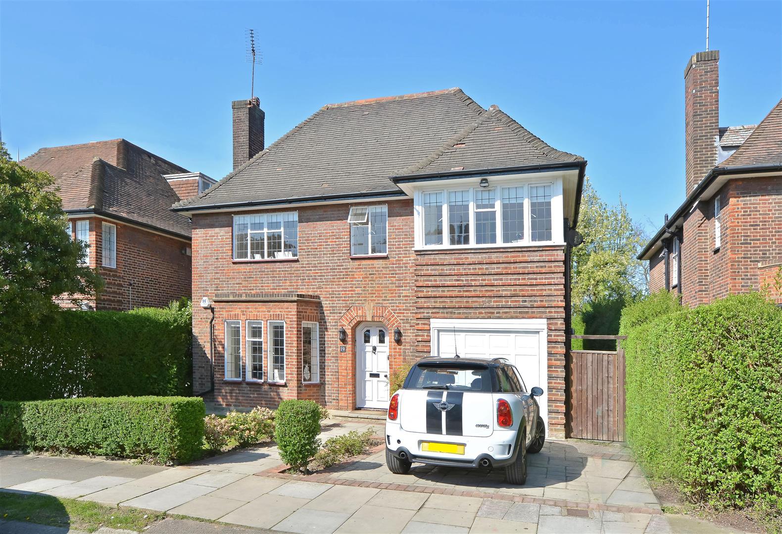 Linden Lea Hampstead Garden Suburb N2 0RF