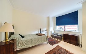 Frognal Rise Hampstead Village NW3 6PZ