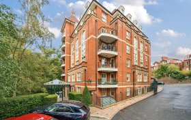 Frognal Rise Hampstead Village NW3 6PZ
