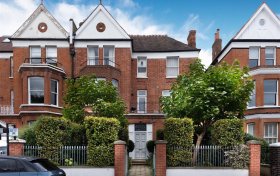 Canfield Gardens South Hampstead NW6 3EE