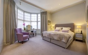 Bracknell Gardens Hampstead NW3 7EE