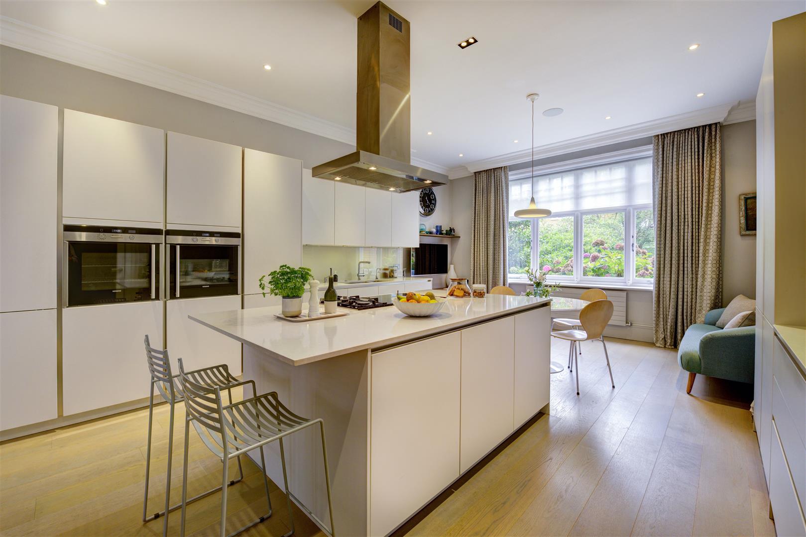 Bracknell Gardens Hampstead NW3 7EE