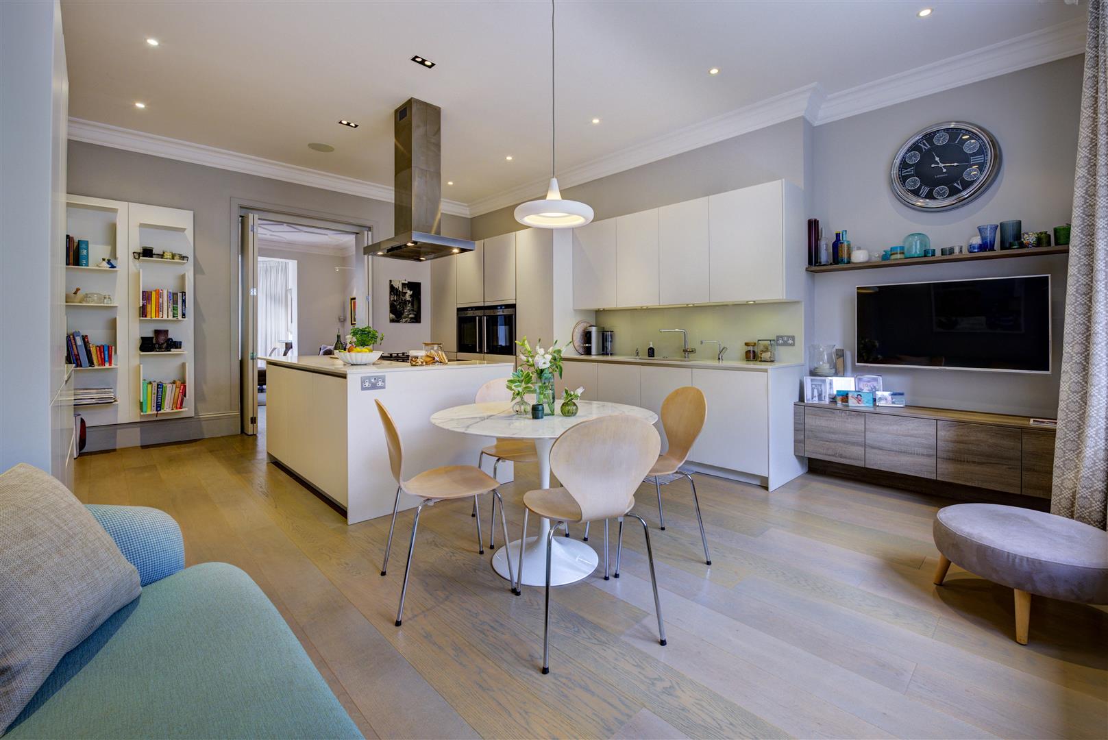 Bracknell Gardens Hampstead NW3 7EE