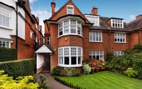 Bracknell Gardens Hampstead NW3 7EE