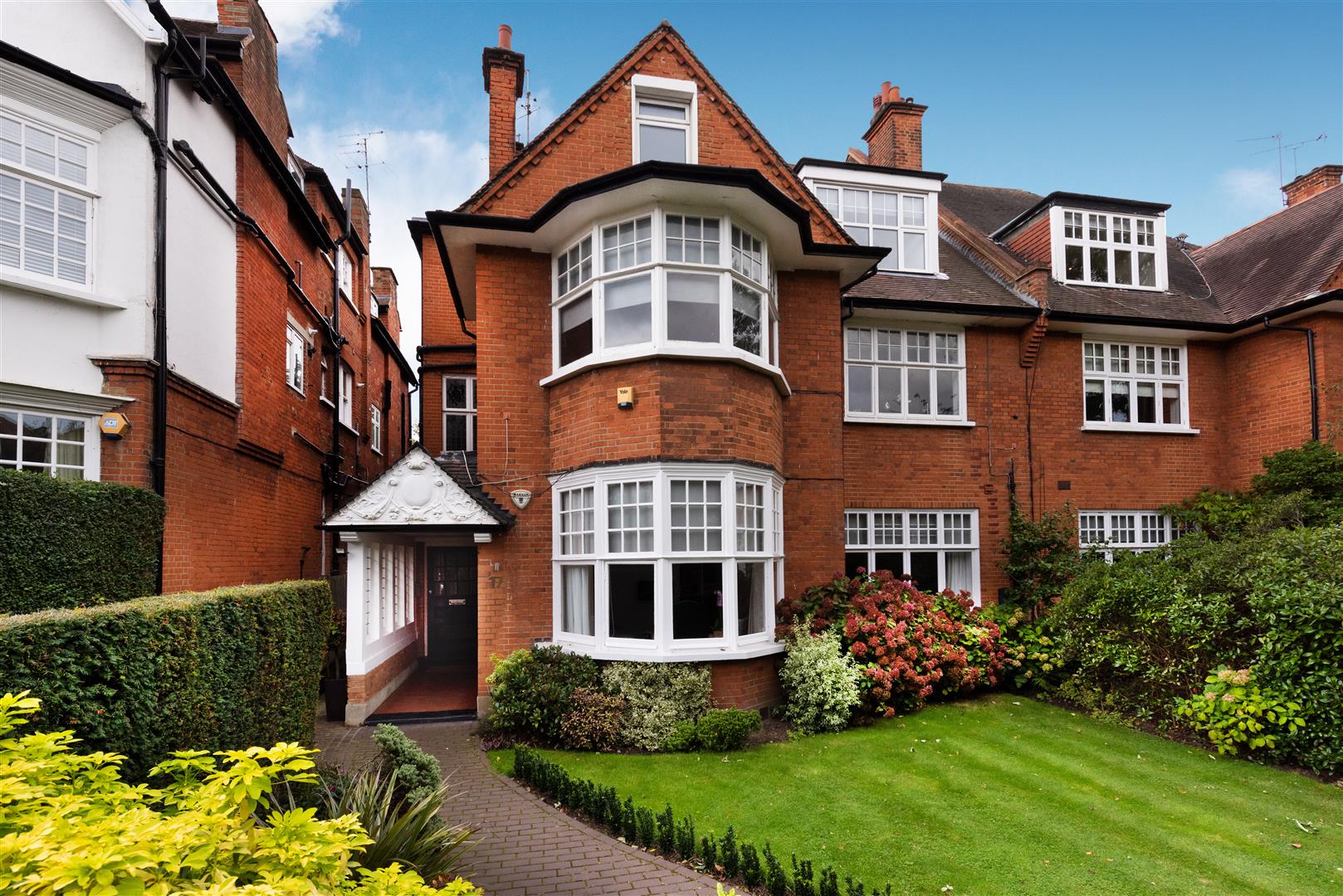 Bracknell Gardens Hampstead NW3 7EE