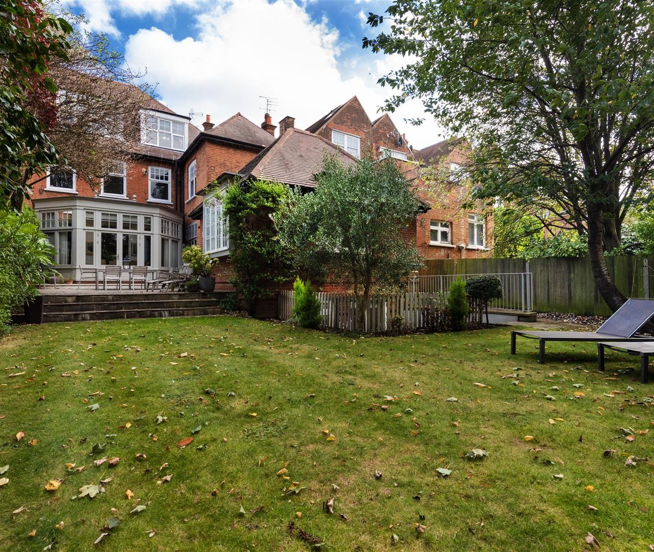 Bracknell Gardens Hampstead NW3 7EE