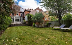 Bracknell Gardens Hampstead NW3 7EE