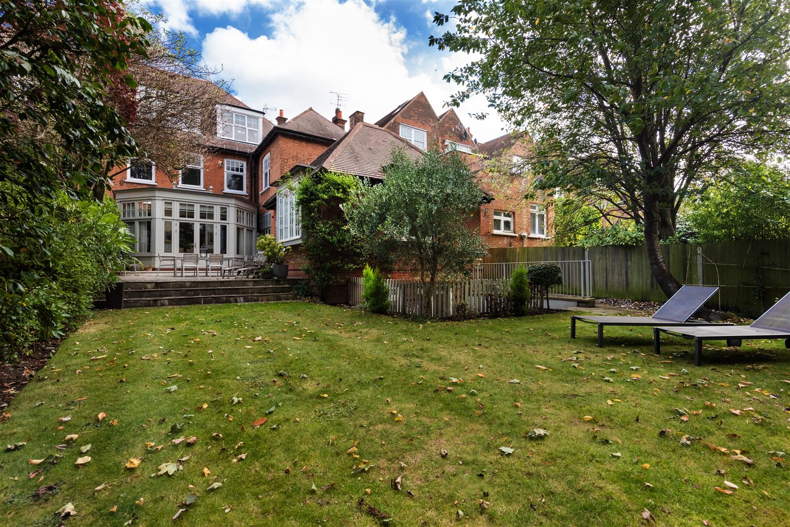 Bracknell Gardens Hampstead NW3 7EE