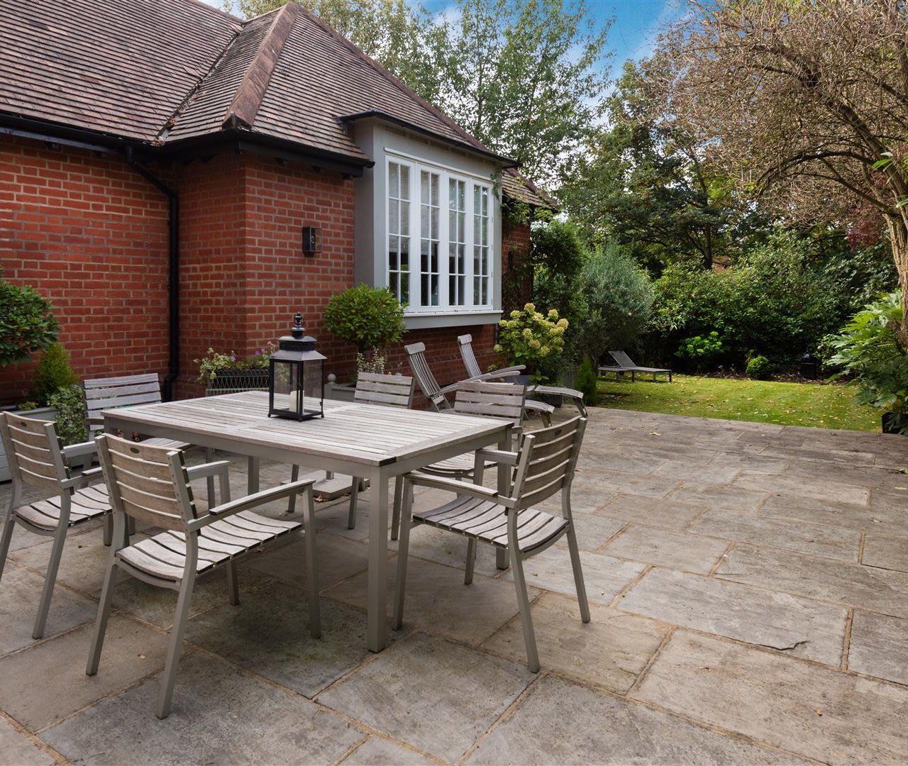 Bracknell Gardens Hampstead NW3 7EE