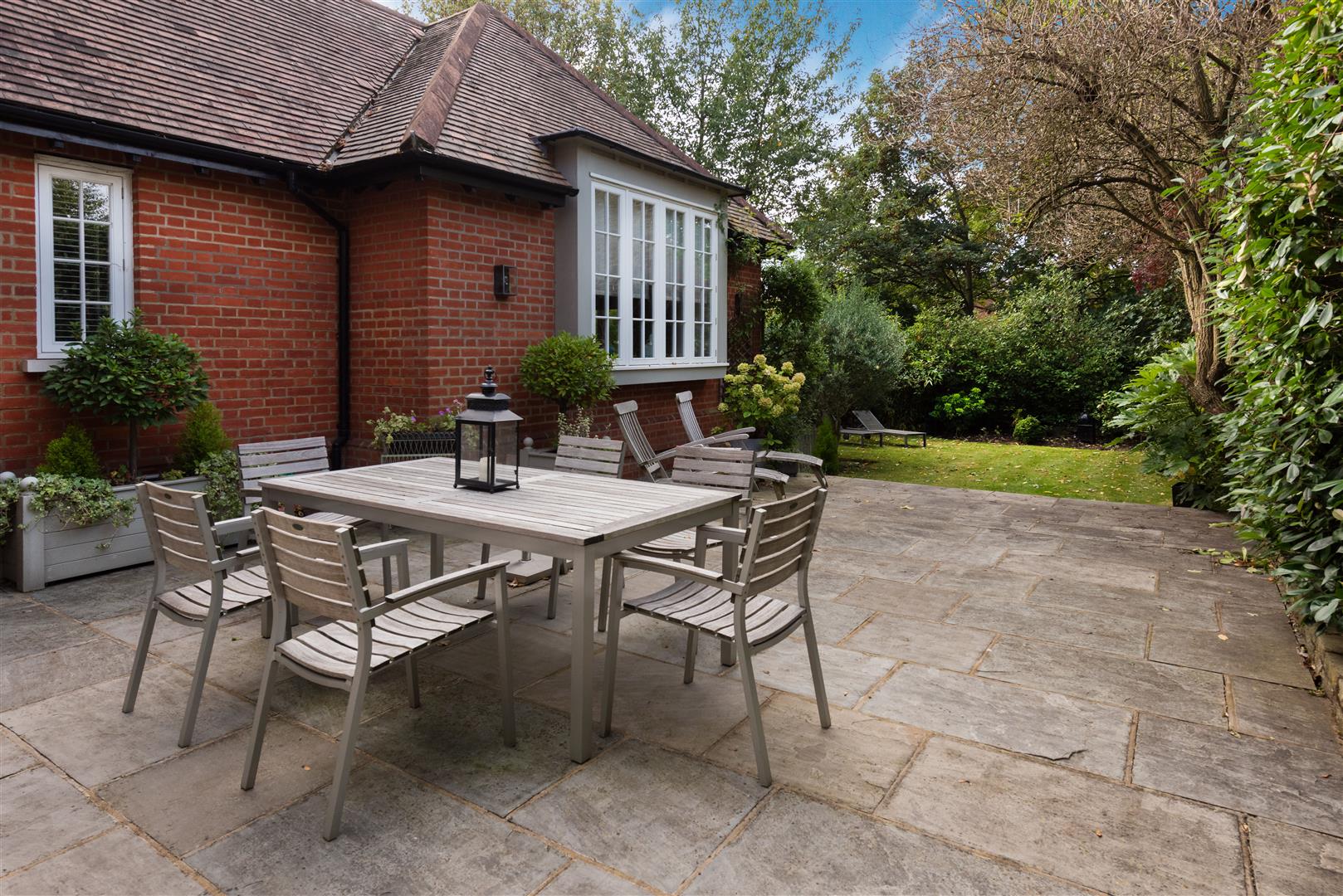 Bracknell Gardens Hampstead NW3 7EE