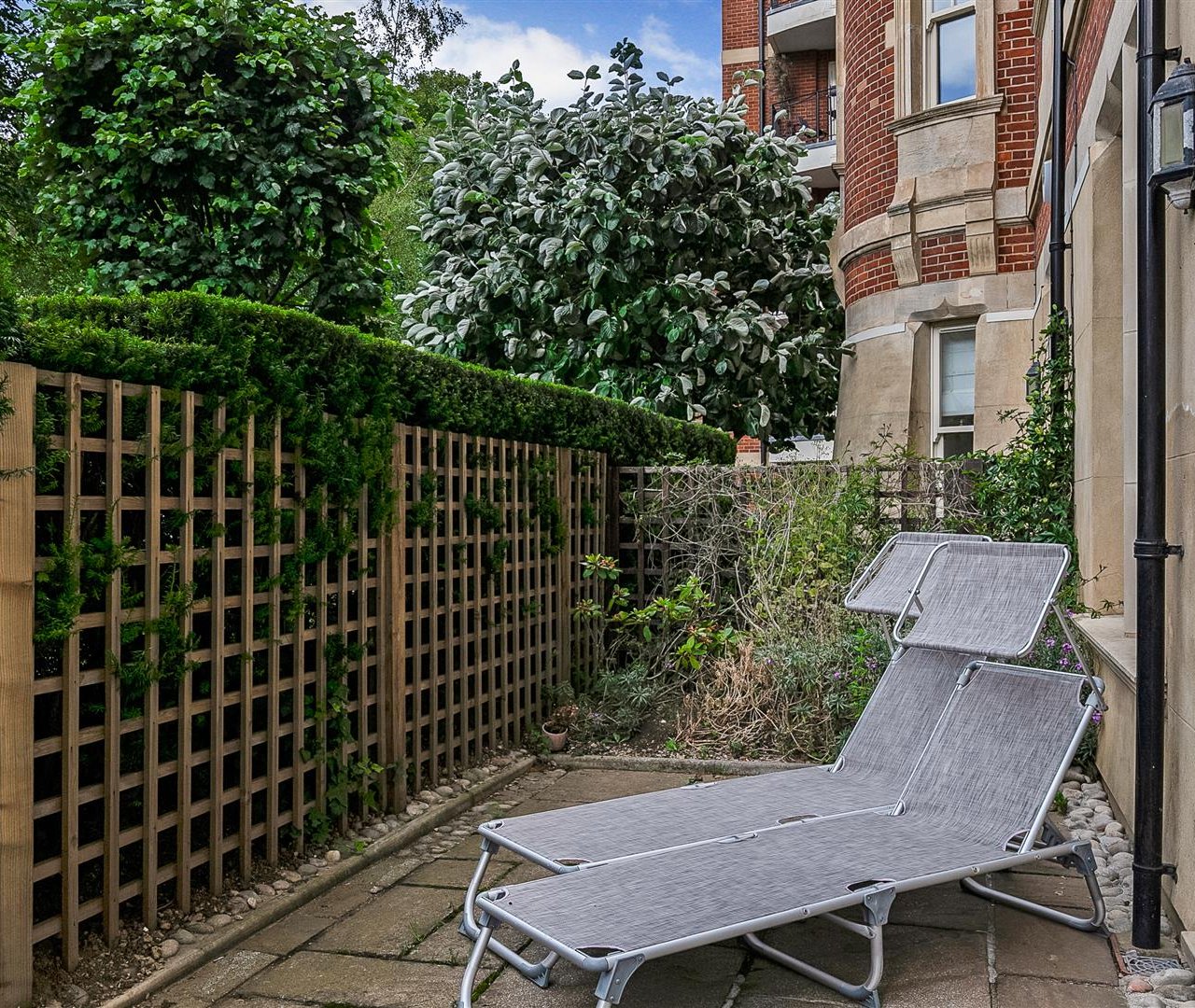 Frognal Rise Hampstead NW3 6PZ