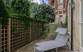 Frognal Rise Hampstead NW3 6PZ