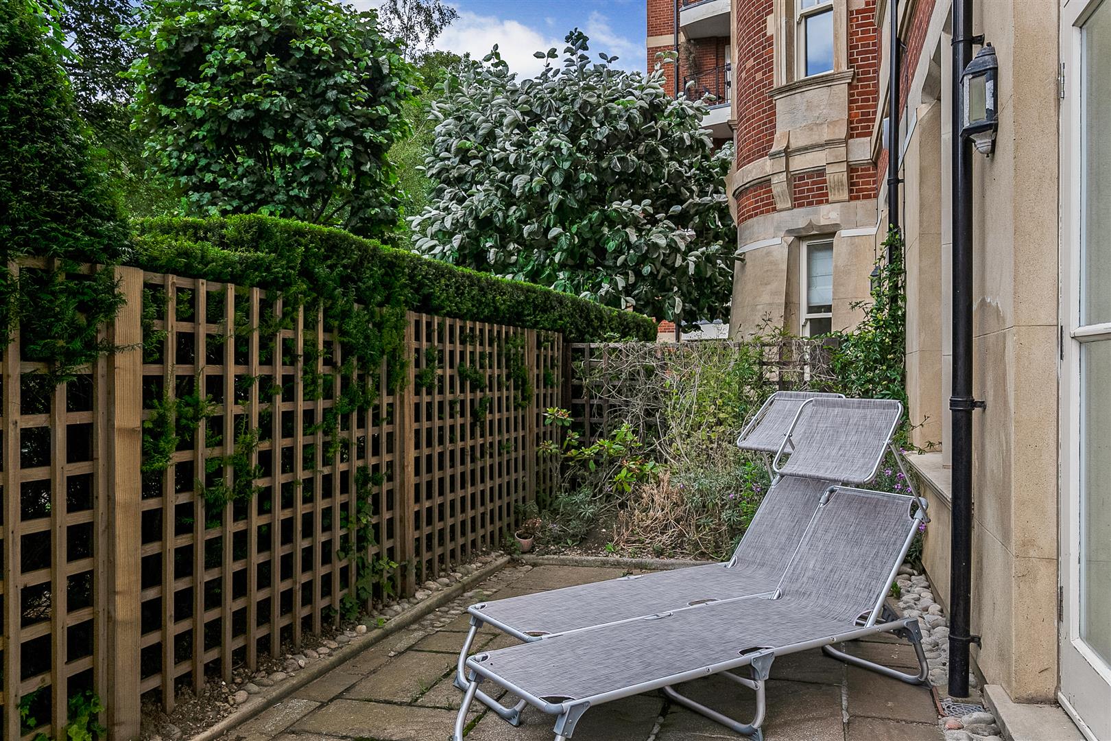 Frognal Rise Hampstead NW3 6PZ