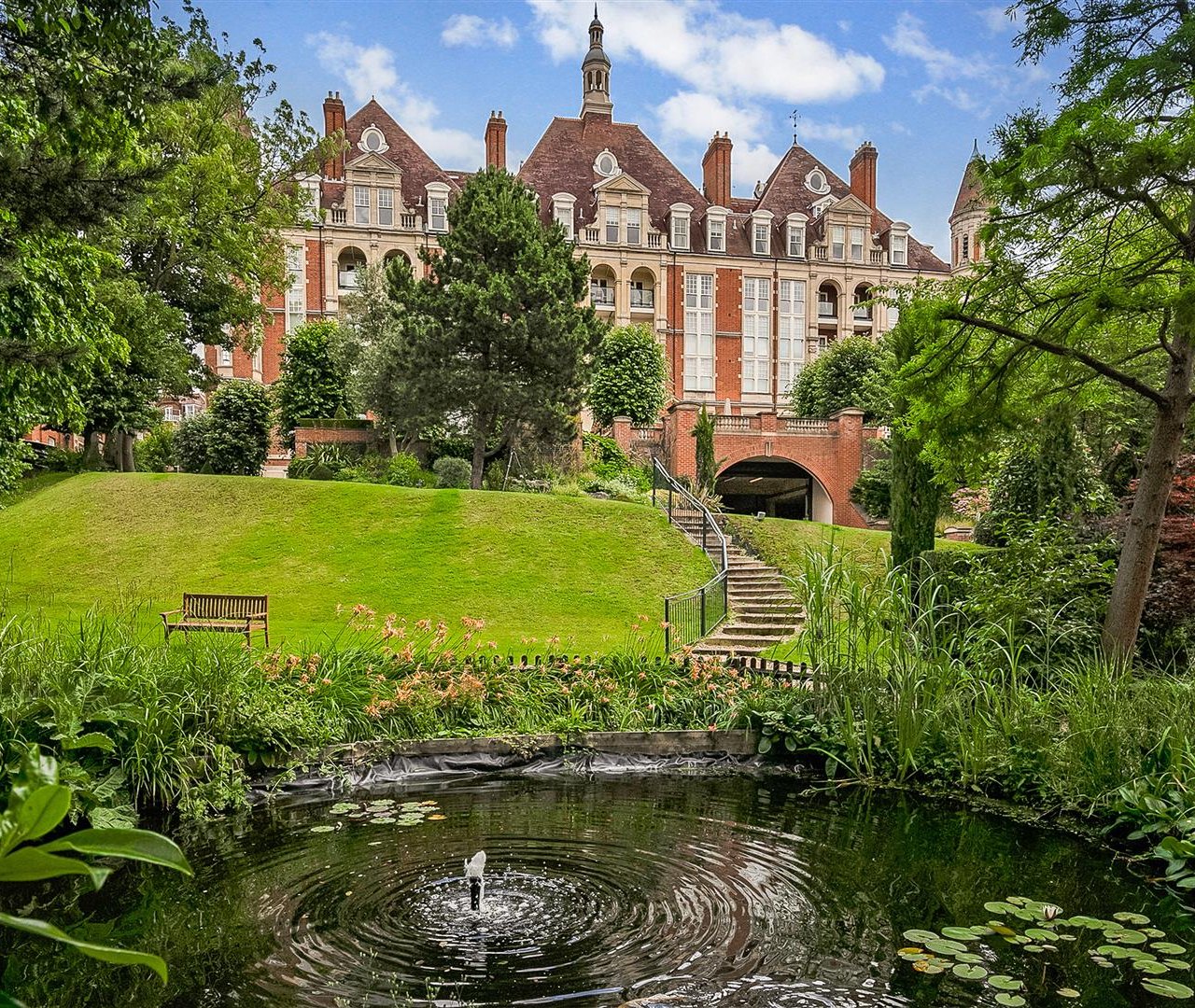 Frognal Rise Hampstead NW3 6PZ