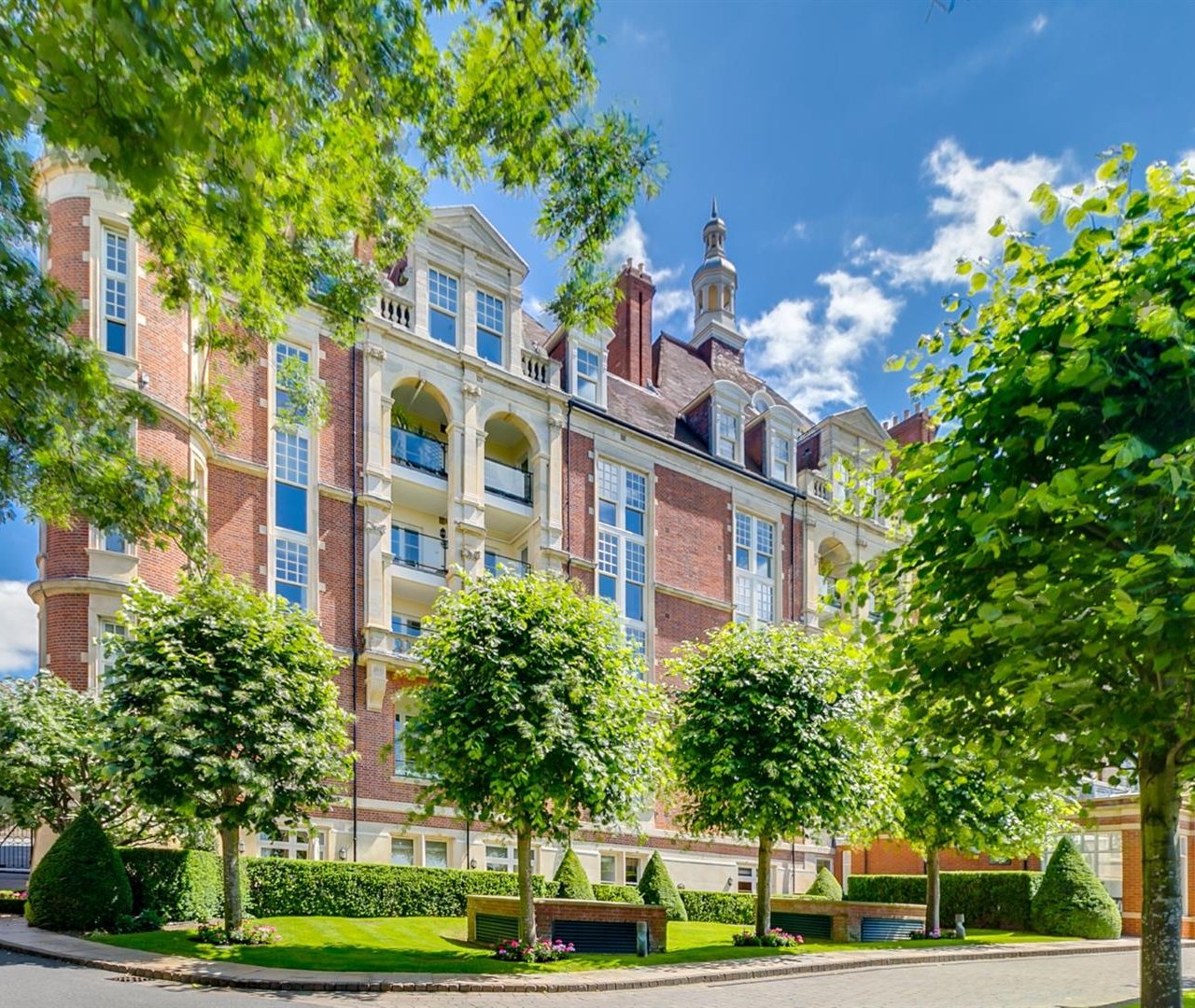 Frognal Rise Hampstead NW3 6PZ