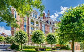 Frognal Rise Hampstead NW3 6PZ