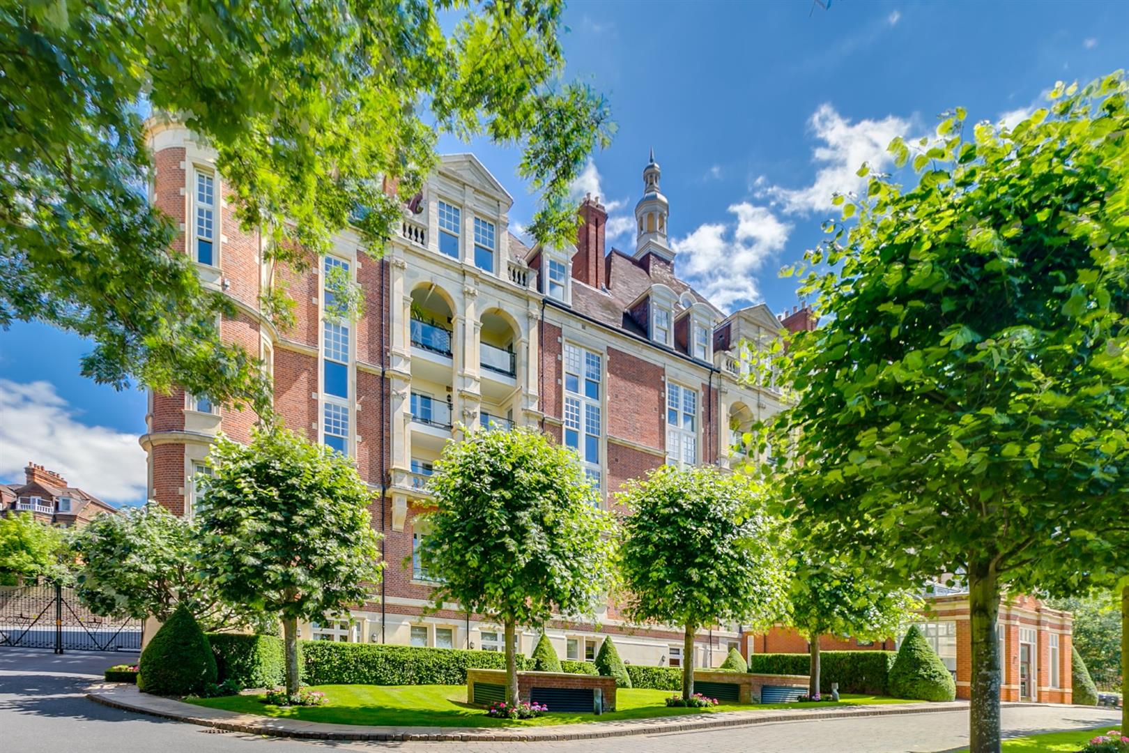 Frognal Rise Hampstead NW3 6PZ