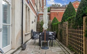 Frognal Rise Hampstead NW3 6PZ