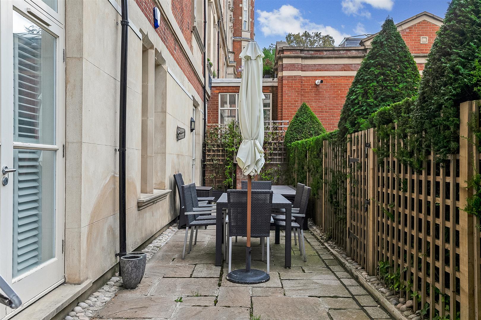 Frognal Rise Hampstead NW3 6PZ