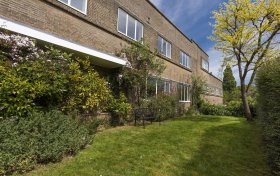 Frognal Close Hampstead NW3 6YB