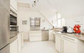 Bracknell Gardens Hampstead NW3 7ED