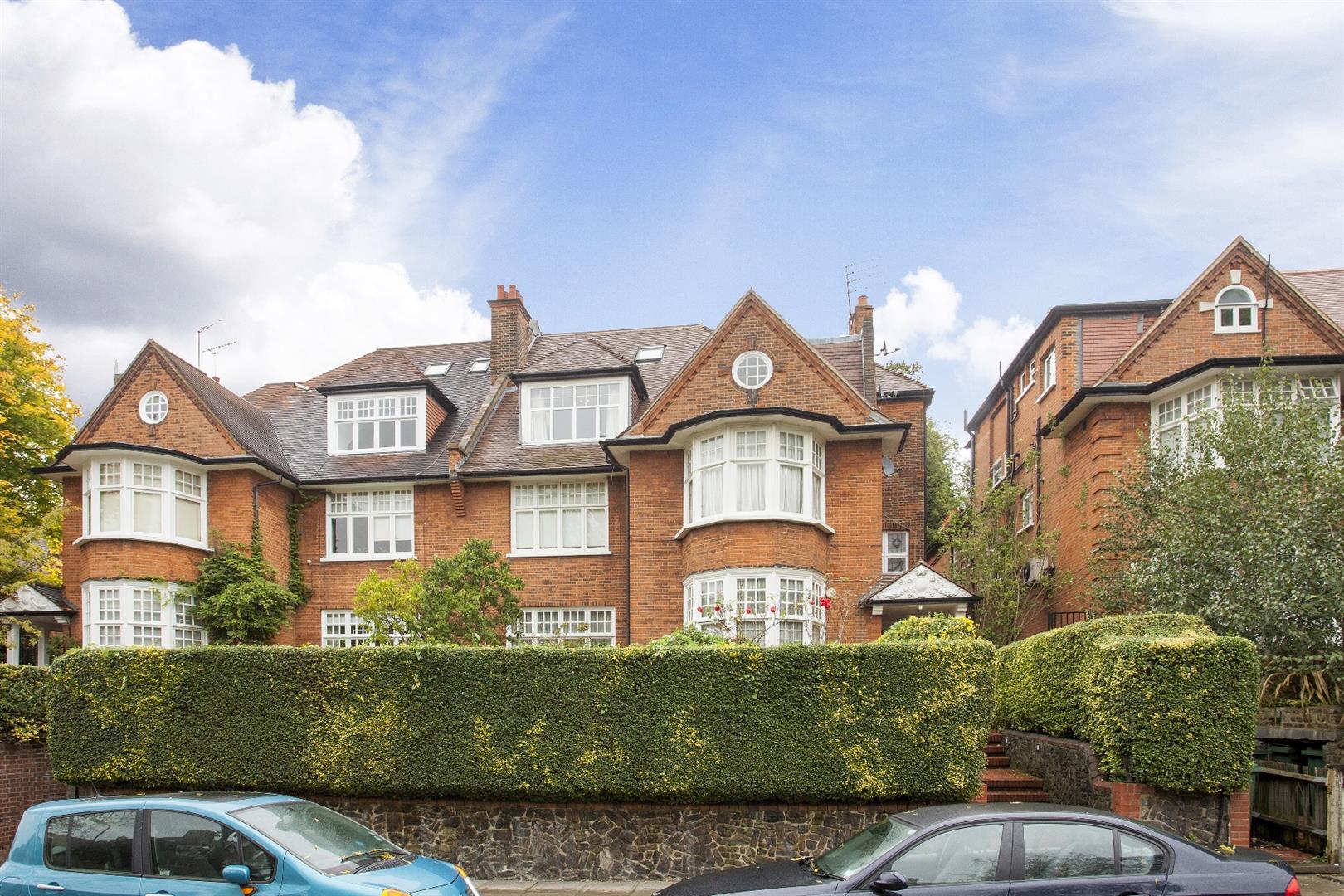 Bracknell Gardens Hampstead NW3 7ED