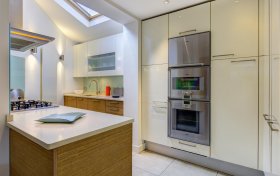 Dukes Head Yard Highgate Village N6 5JQ