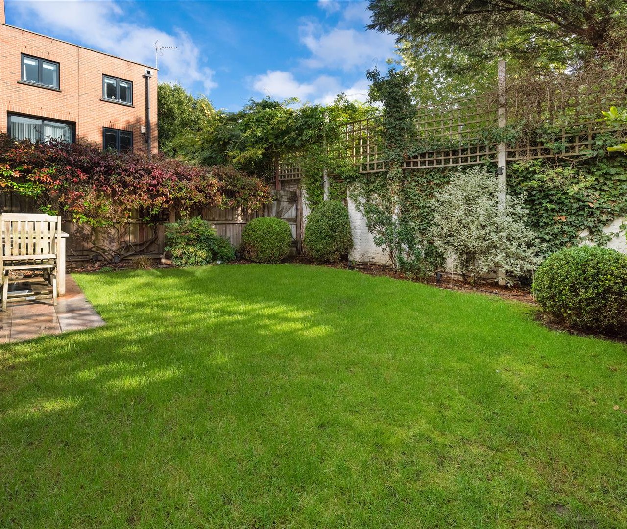 Dukes Head Yard Highgate Village N6 5JQ