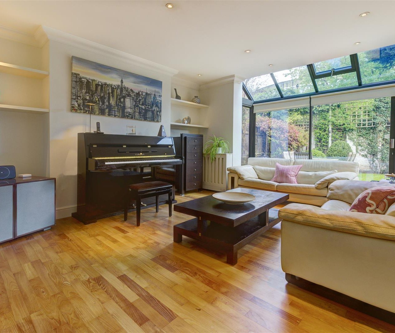 Dukes Head Yard Highgate Village N6 5JQ